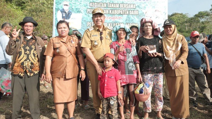 Pemkab-Dairi-Beri-Bantuan-Alsintan-di-Berampu